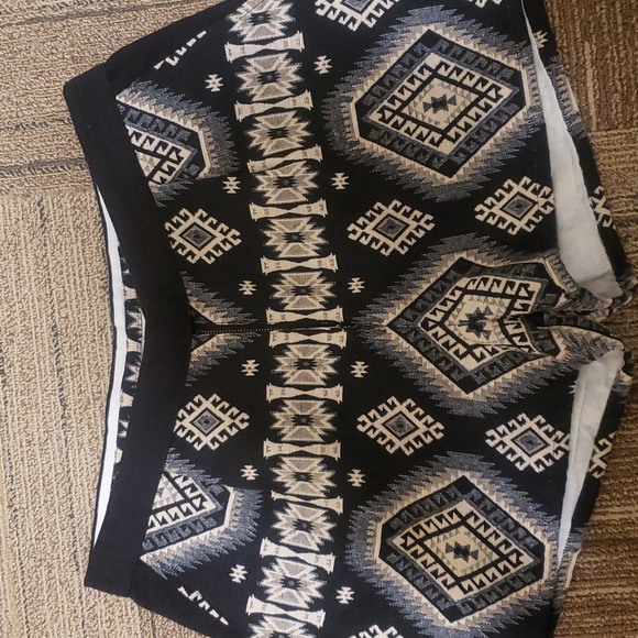 HI SUMMER!!🌼🌻 SUFARHILL BOUTIQUES AZTEC PATTERNED SHORTS - Picture 2 of 4